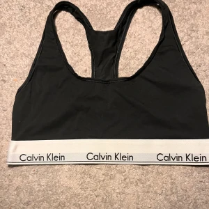 Svart linnetopp från Calvin Klein - Söt svart linnetopp från Calvin Klein i storlek M Använd max 4 gånger – i princip som ny. Har legat i garderoben ett tag, så den förtjänar ett nytt hem. Finns några små fläckar, men de försvinner i tvätten.
