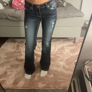 Mörkblå bootcut jeans - Säljer dessa skit snygga jeansen i helt nytt skick (aldrig använda) jag är 1,66 och längden är perfekt🤍dem kommer ej till användning 