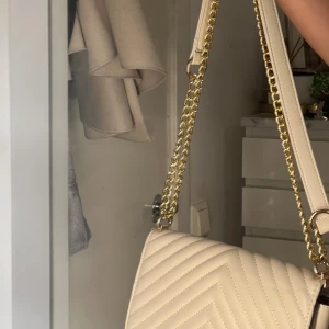 Beig väska likt YSL - Supersnygg beig väska som knappt är använd och liknar självaste YSL väskan, kom privat för fler frågor💕