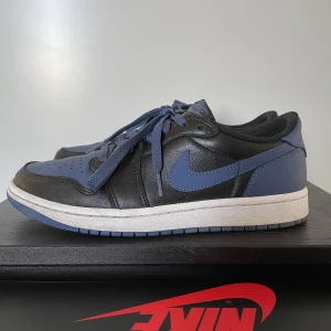 Jordan 1 Low OG - Säljer ett par Jordan 1 Low OG i mycket gott skick (medföljer svarta snören). Storlek 40 men passar något större. Nypris 1699kr. Heeldrag tillkommer. Skriv om ni har några frågor eller om priset inte passar. Mvh Wilmer