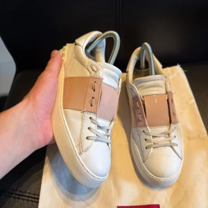 Valentino Garavani Open sneakers vit/rosa - Tja! Säljer ett par fina valentino open skor i väldigt bra skick!😊| Storlek 36 | Självklart äkta🙏| Fraktar alltid samma dag‼️