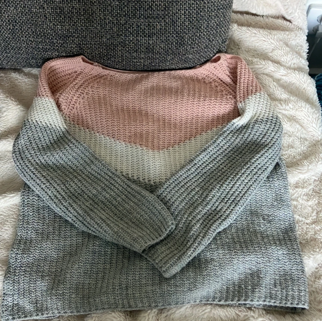 Stickad tröja i pastellfärger  - 2