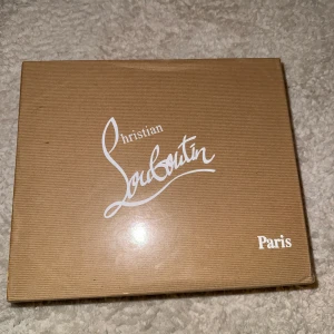 Christian Louboutin svarta sneakers - Säljer ett par svarta sneakers från Christian Louboutin med röd sula. Skorna har chunky platt sula och är tillverkade i skinn och syntet. Kommer med originalkartong, dustbag och kvitto. Perfekta för dig som vill sticka ut med lyxig streetstyle.