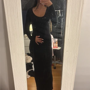 Svart långärmad långklänning - Säljer en svart långklänning med lång ärm i storlek xs