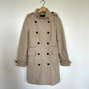 Beige ullkappa - Beige ullkappa som knappt används, som ny