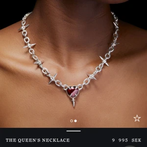 Maria Nilsdotter halsband - Maria Nilsdotter halsband silver, The Queens Necklace (helt slut online!). Knappt använt, i jättefint skick. Köptes förra hösten 2024 för 10 tusen. Alla original boxar kommer med vid köp. Möts även gärna upp i centrala Stockholm för snabb affär.