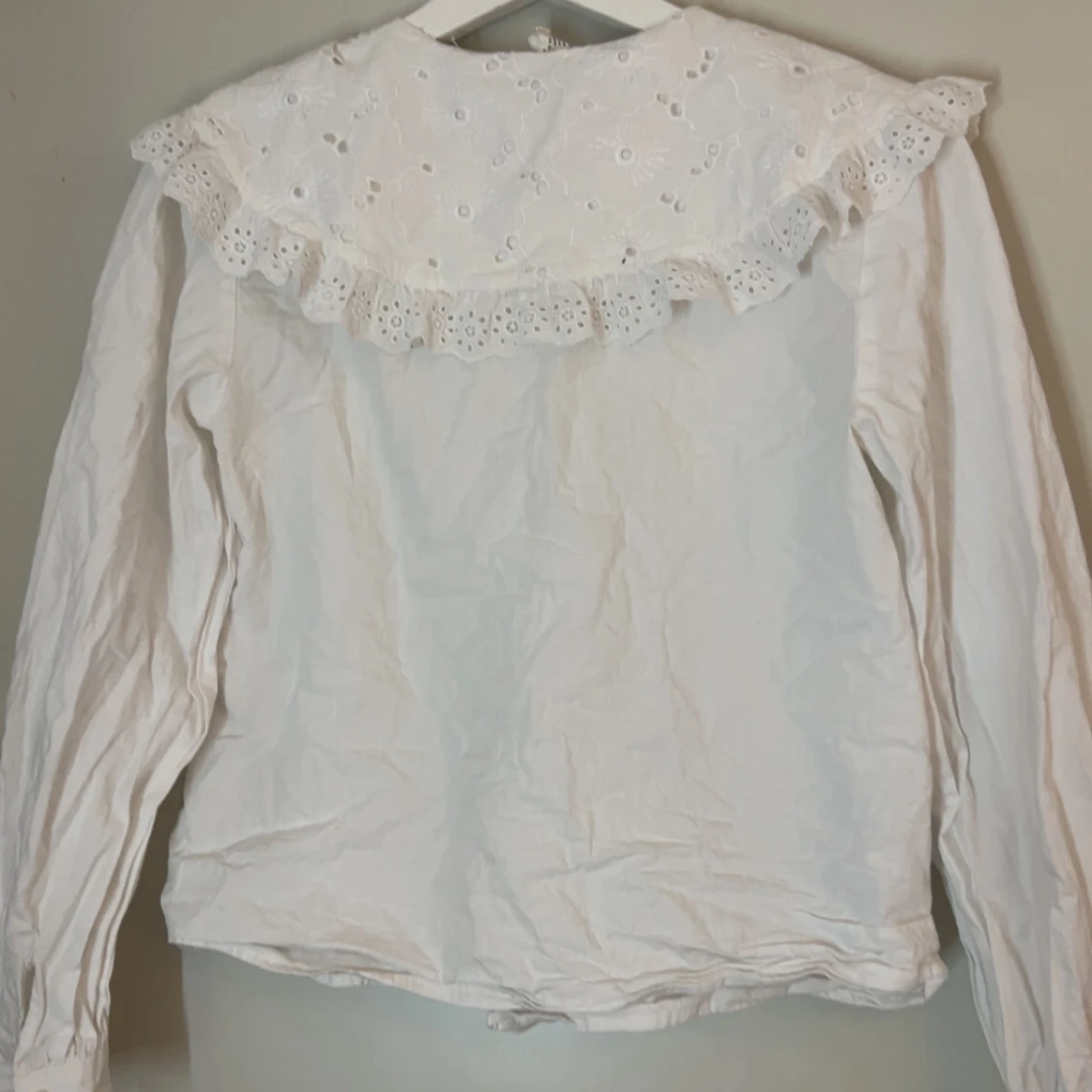 Vit blus med spetskrage från MNG - 1
