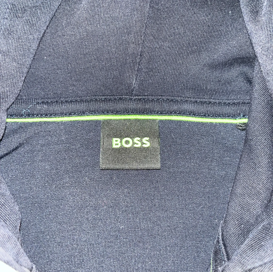 Svart hoodie från BOSS med dragkedja - 2