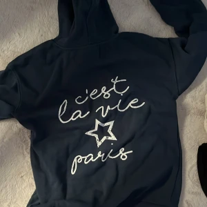 Mörkblå hoodie med tryck 'C'est la vie Paris' - supersöt mörkblå hoodie!använd fåtal gånger,storlek 170.💕