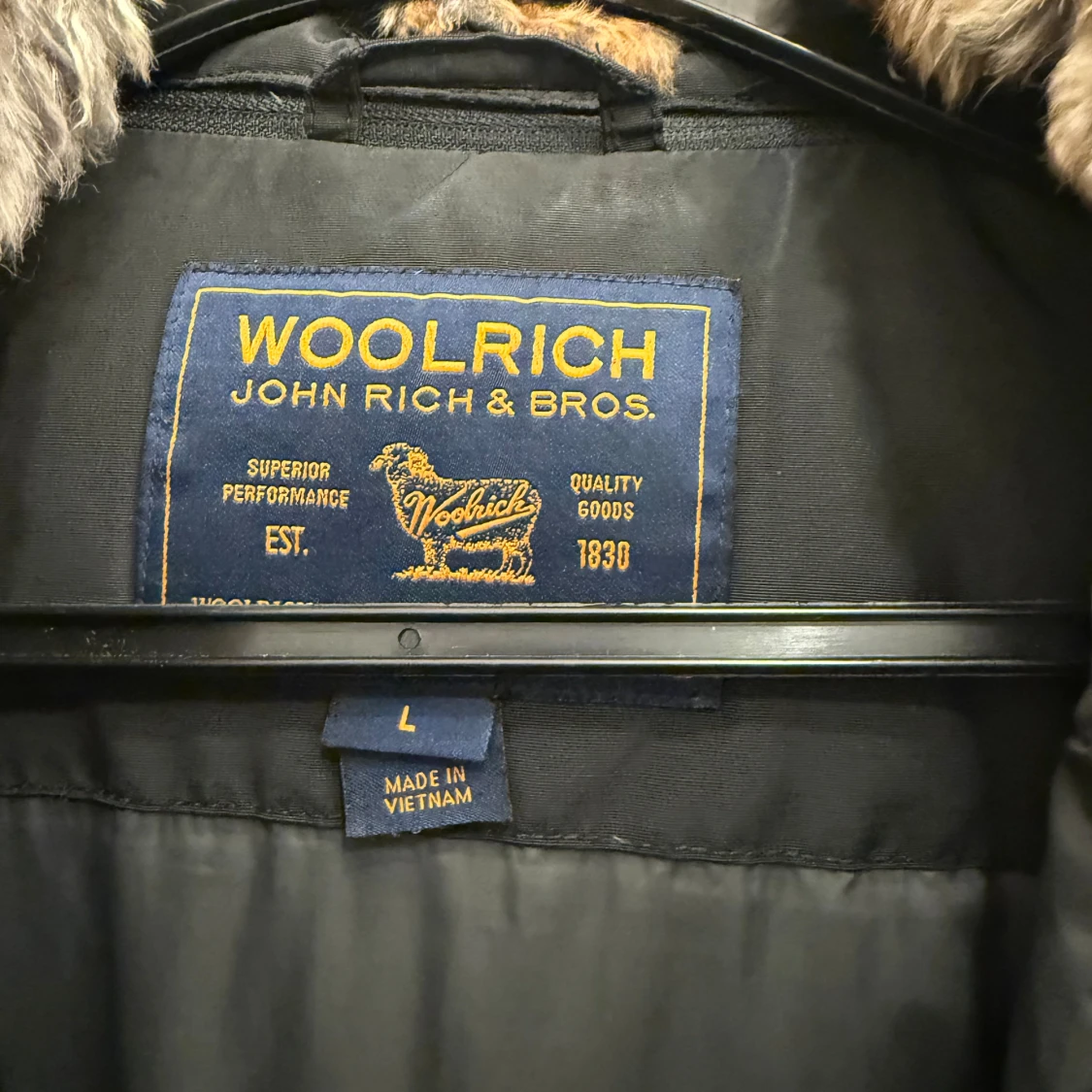 Svart parkas från Woolrich med päls - 1