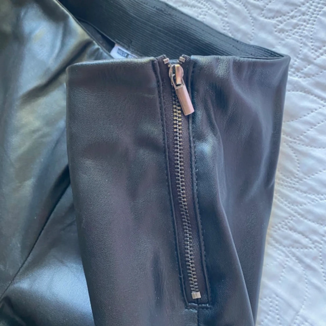 Svarta Skinnimitation från Noisy May - 3