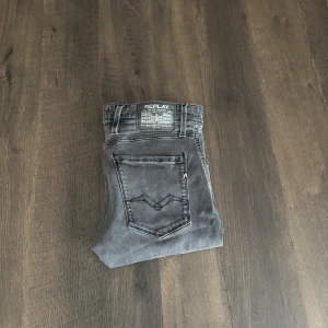 Replay anbass jeans - Säljer dessa snygga svarta replay anbass byxor | Dem är i ett användt skick och har ett hål på vänster sida av bakrelåret | Storlek W31 L32.              Tveka inte på att skriva vid ytterligare frågor!😁