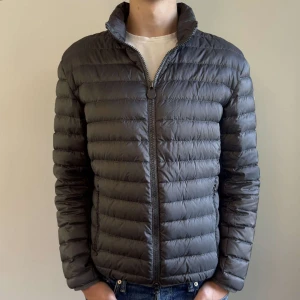 Colmar Jacka - Hej säljer nu min fina Colmar jacka i stolek 52 (L). Den är i nyskick och kommer vara super snygg inför hösten. Nypris +- 4000kr! Glöm inte följa🌊🍾