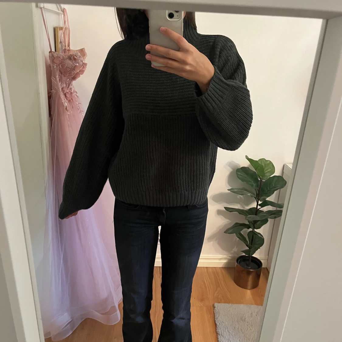 Mörkgrön stickad tröja med polokrage