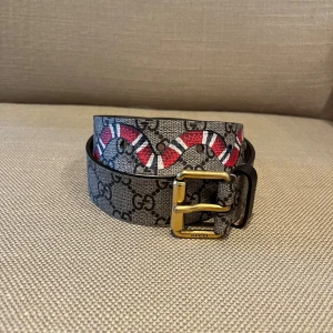 Gucci Supreme Snake Belt - Gucci Supreme Snake Belt 🐍Storlek 90cm, 6 olika hål för justering. Skick 9-10. Nypris: 5100kr Mitt pris 1450kr. Tveka inte att höra av dig! 