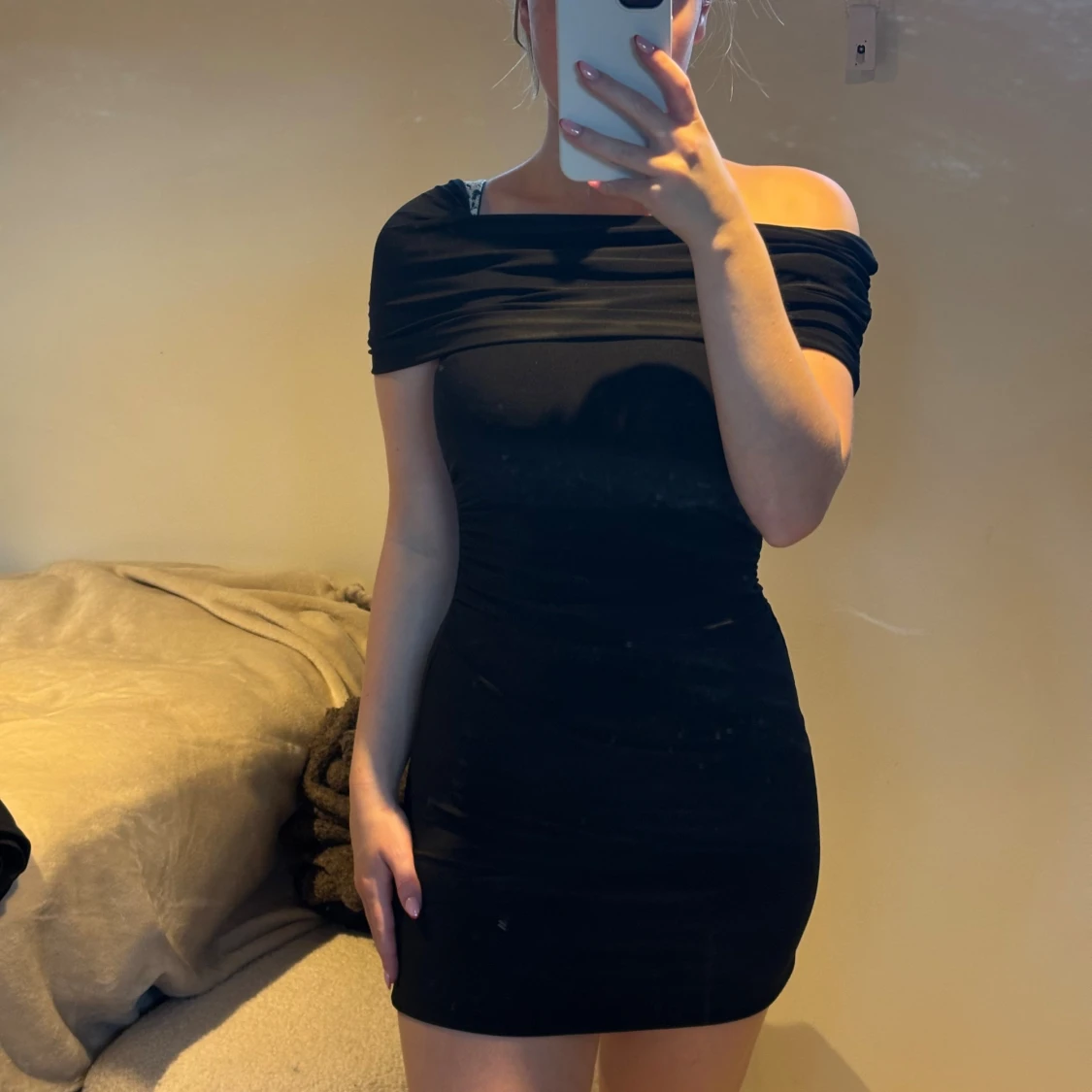 Svart offshoulder kort klänning - 1