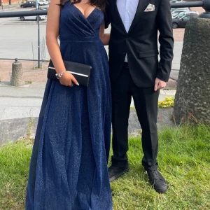 Marinblå fest/bal klänning  - Super fin klänning! Färgen är marinblå med glitter, har även en slit vid benet. Klänningen är i XS och satt helt perfekt på mig som är S. Jag är 167cm i klackskor och tyckte klänningen var LITE lång. Köpt helt ny på Bubbleroom för 1299kr förra hösten. Endast använd 1 kväll så ser ut och är som ny. Skriv för frågor som mått eller annat. Pris kan diskuteras💞