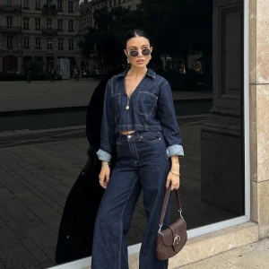 Mörkblå jeans topp - Snygg croppad jeanstopp i mörkblå denim. Toppen har långa ärmar och kontrastsömmar som ger en cool look. Perfekt att styla med höga jeans för en trendig denim-on-denim outfit. Nästan helt oanvänd tror jag använt den 2 gånger