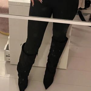 Boots Nelly - Skit snygga och stilrena boots från Nelly. Säljer för att jag tog en storlek för små. Aldrig använda. Köpta för 899kr