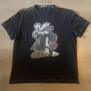 Our Legacy tshirt - Sitter som en S/M. Sömmen har gått upp lite längst ner:)