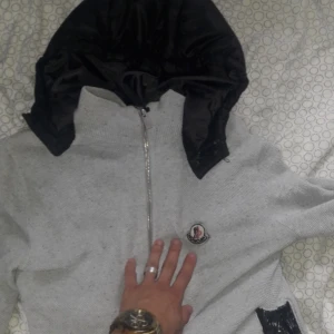 Moncler trocit cardigan - Här har vi en moncler cardigan med puffer på baksidan, dene stolek xs sitter tight vid magen men inte leila vid ärmarna den är riktigt Nice passar nästan alltid en outfit och är perfelt för hösten! Jackan Gjord av mig!