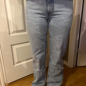 Ljusblåa raka jeans - Säljer dessa ljusblåa raka jeans från gina tricot i modellen mid straight jeans.💗