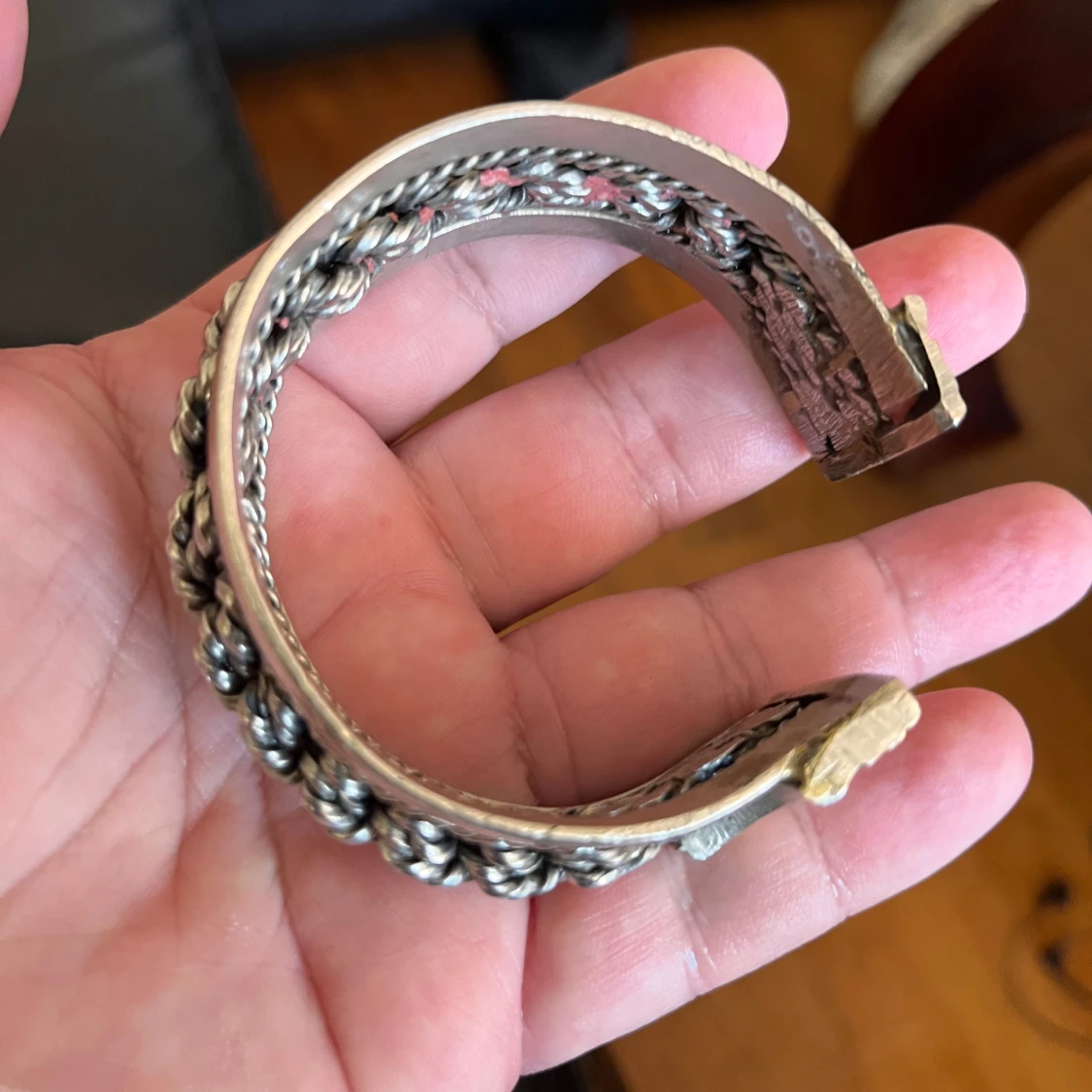 Brett silverfärgat armband med flätad detalj - 1