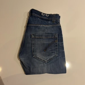 Blå Dondup Lucky jeans herr, stl 33 - Snygga blå jeans från Dondup, modell Lucky.        ||107cm läng || 40cm bred || 21cm i låret 