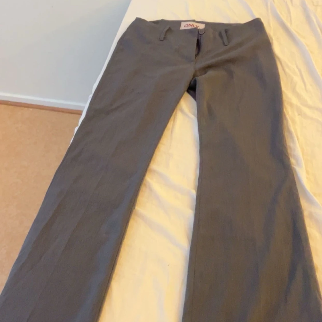 Grå kostymbyxor från ONLY, stl 34 - 2