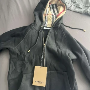 Svart Burberry kofta - Svart burberry kofta helt ny aldrig använd, pris kan sänkas vid snabb affär 