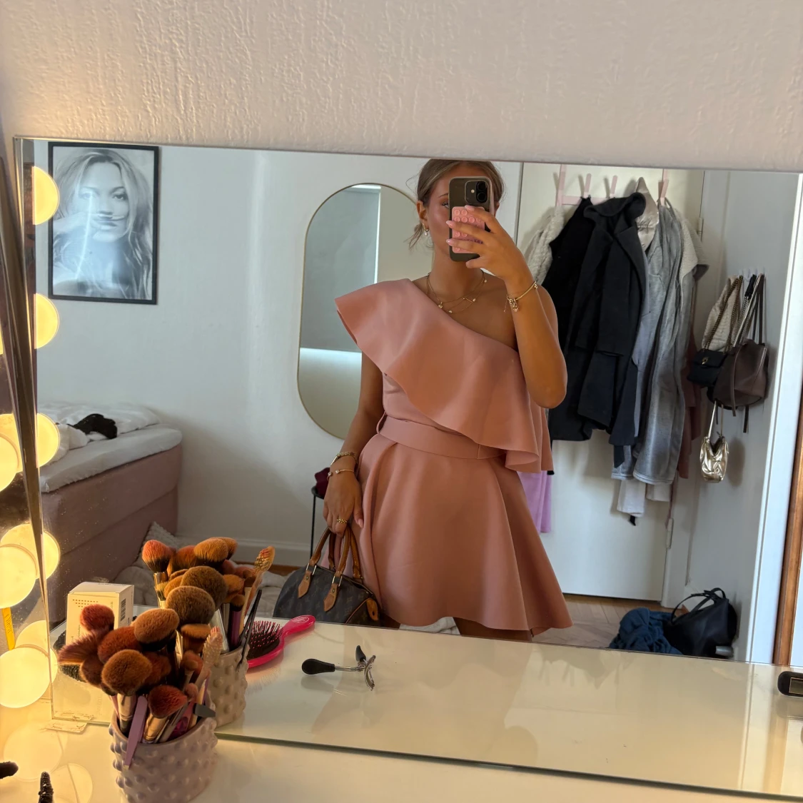 Rosa one shoulder volangklänning - 2