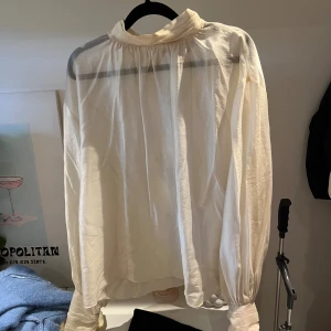 Vit blus HM - Vit genomskinlig blus från hm strl L, medelhög krage med knäppning!