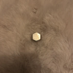 Hexagonformad silverring i 925 silver - Säljer en stilren ring i äkta 925 silver med en cool hexagonformad platta på ovansidan. Ringen har en modern och minimalistisk design som passar perfekt för dig som gillar enkla men unika smycken. Perfekt att bära varje dag för en clean look.