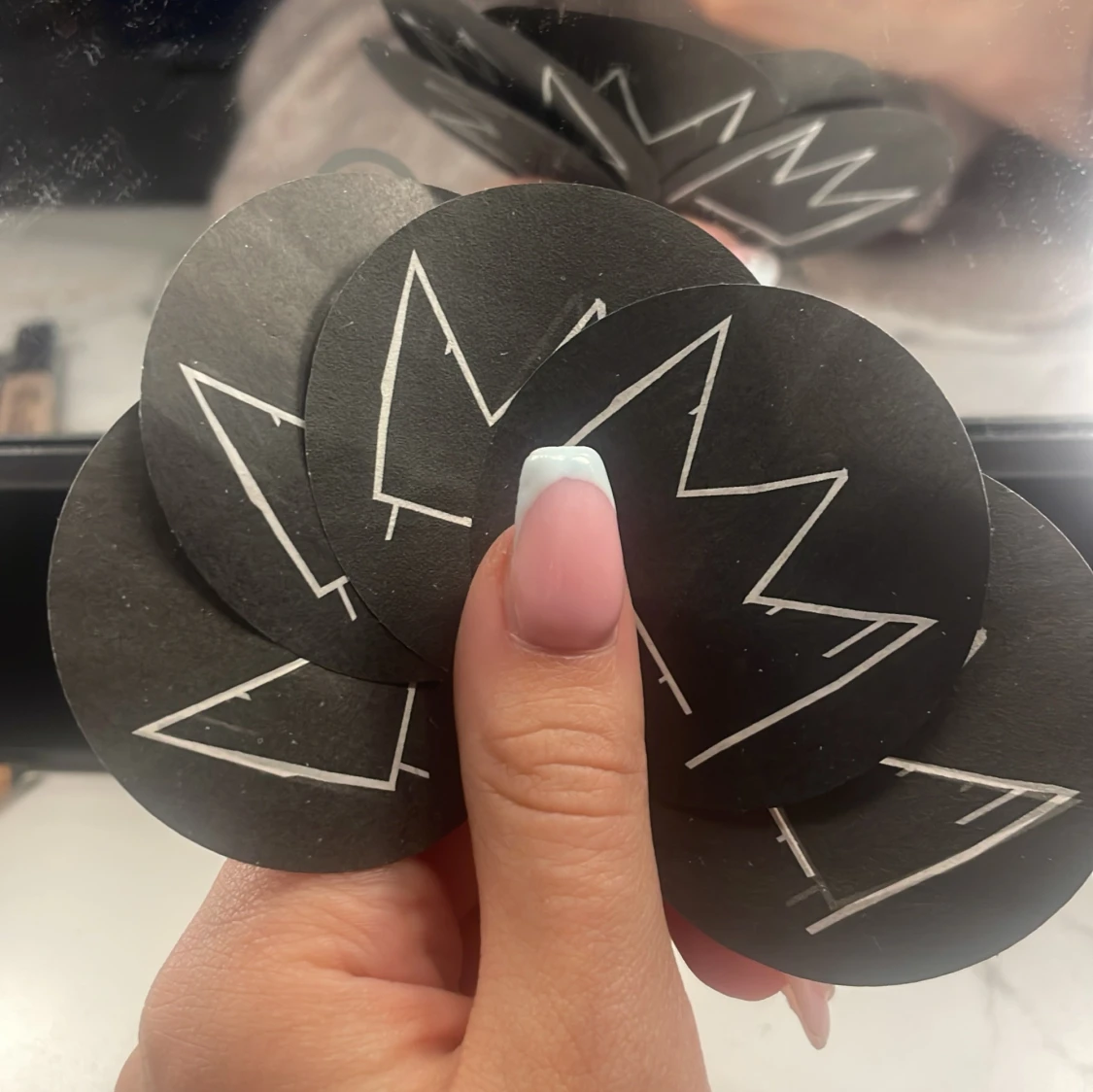 Svarta sminkpads med kronmotiv