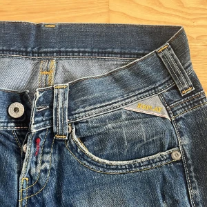 Blå bootcut jeans från Replay W28 L34 - Snygga blå jeans från Replay med bootcut passform. Replay-logga vid fickan. Har ärvt jeansen från min mamma men dom passar inte då dom är förstora. Jätte fint skick och jättecoola annars