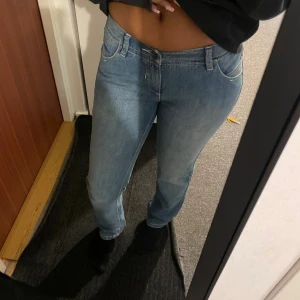 Blå jeans från Paddock's, storlek 28/30 - Snygga blå jeans från Paddock's med klassisk femficksdesign och raka ben. Jeansen har normalhög midja och är tillverkade i bomull med lite stretch för extra komfort. Perfekta till en avslappnad look och passar till det mesta. Jag är 163 cm lång och dom passar mig perfekt i längden. Jag har vanligtvis S i jeans men dessa är lite tajta så kanske rekommenderar man kanske har storlek Xs ifall man vill ha dessa jeans. De sitter på mig som har S i storlek men de är lite tajt vid magen.Mer info? Privat