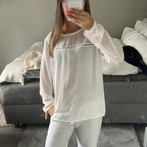 Vit prickig blus från Zara Basic - Supersöt vit blus från Zara Basic med transparenta, prickiga ärmar och överdel. Blusen har rund halsringning 💗