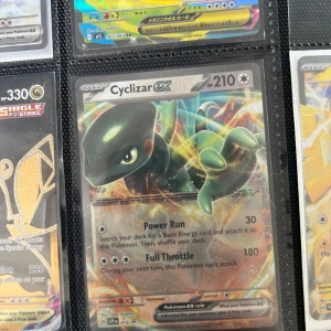 Cyclizar ex - Coolt Pokémonkort med Cyclizar ex! Perfekt för dig som samlar eller spelar Pokémon TCG. Kortet har snyggt holografiskt motiv och starka attacker som Power Run och Full Throttle. Ett måste för unga samlare och fans av Pokémonvärlden!