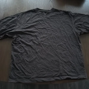 Svart oversized t-shirt från H&M - En svart oversized t-shirt från H&M i storlek M. T-shirten har klassisk rund halsringning och korta ärmar. Tillverkad i mjuk bomull för en skön och avslappnad känsla. Perfekt för en chill och enkel stil.