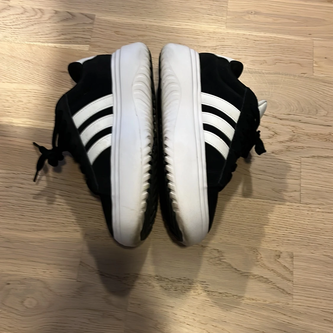 Svarta och vita sneakers från Adidas - 2