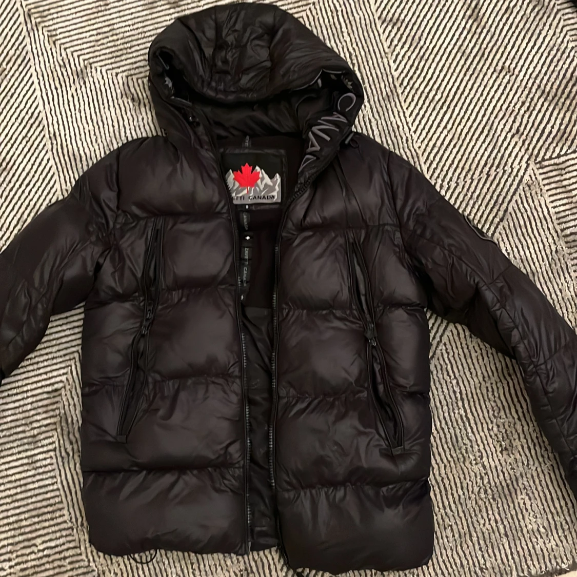 Svart pufferjacka från Zavetti Canada