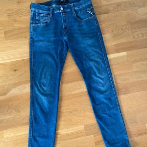 Blå slim fit jeans från Replay - Snygga blå jeans från Replay med klassisk femficksdesign och slim fit passform. De passar dig runt 170-175. Hör gärna av dig vid minsta fundering 🙌🙌