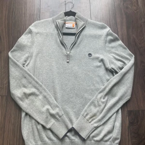 Grå half zip tröja från Timberland - Säljer nu min riktigt snygga stickade tröja från Timberland. Tröjan är en halfzip som är perfekt nu inför kylan under hösten. Den säljes pga av att jag ej använder den och att den är smått liten på mig. Skick 8/10. Liten missfärgning på ärmen. Storlek S. Hör gärna av er om ni har några funderingar. Mvh Alvin