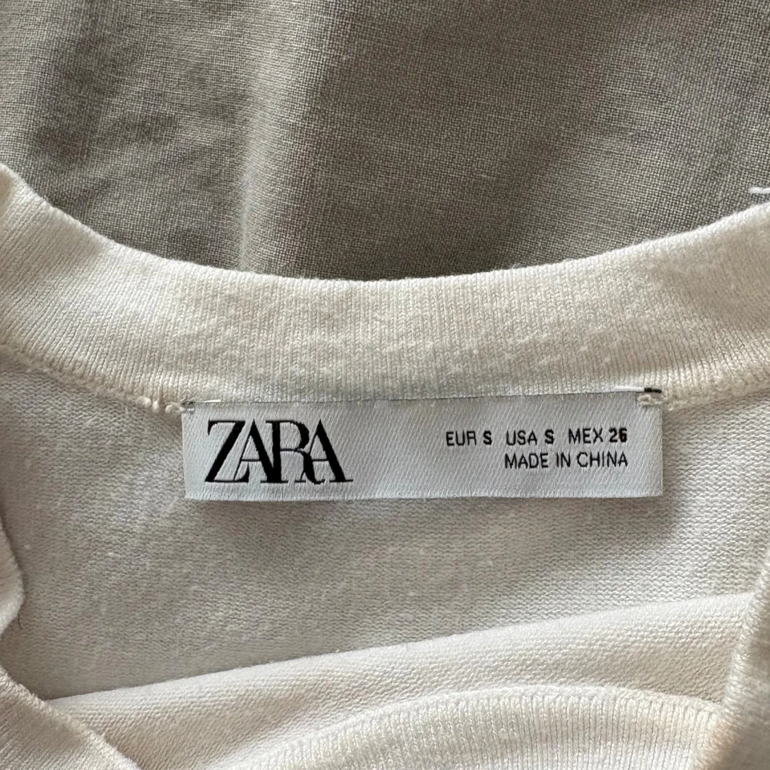 Vit stickad t-shirt  - 2