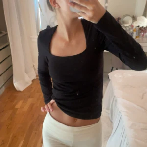 Svart långärmad topp från H&M - Svart långärmad topp från H&M med fyrkantig urringning. Sitter tight och har en stilren, enkel design som passar perfekt till jeans eller kjol. Mjuk och stretchig bomullsblandning som gör den bekväm att bära hela dagen.❣️❣️❣️