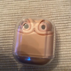 Trådlösa hörlurar med laddningsetui (beige) - Snygga trådlösa hörlurar i beige färg med tillhörande laddningsetui. Kompakt och portabel design, perfekt för musik och samtal på språng. Produkten ser oanvänd ut och är i mycket gott skick, inga synliga repor eller skador.