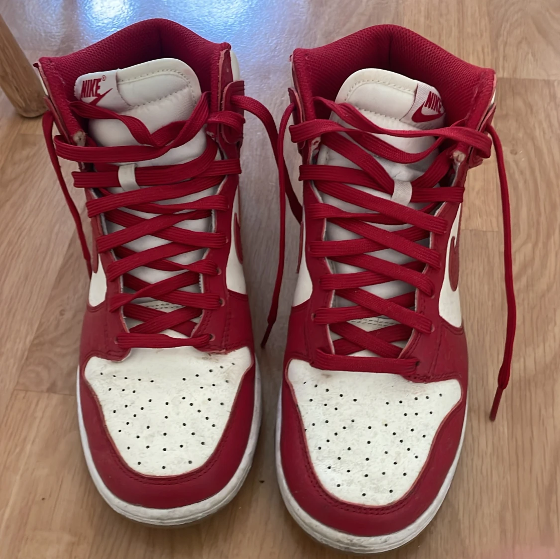 Nike Dunk High röd/vit sneakers