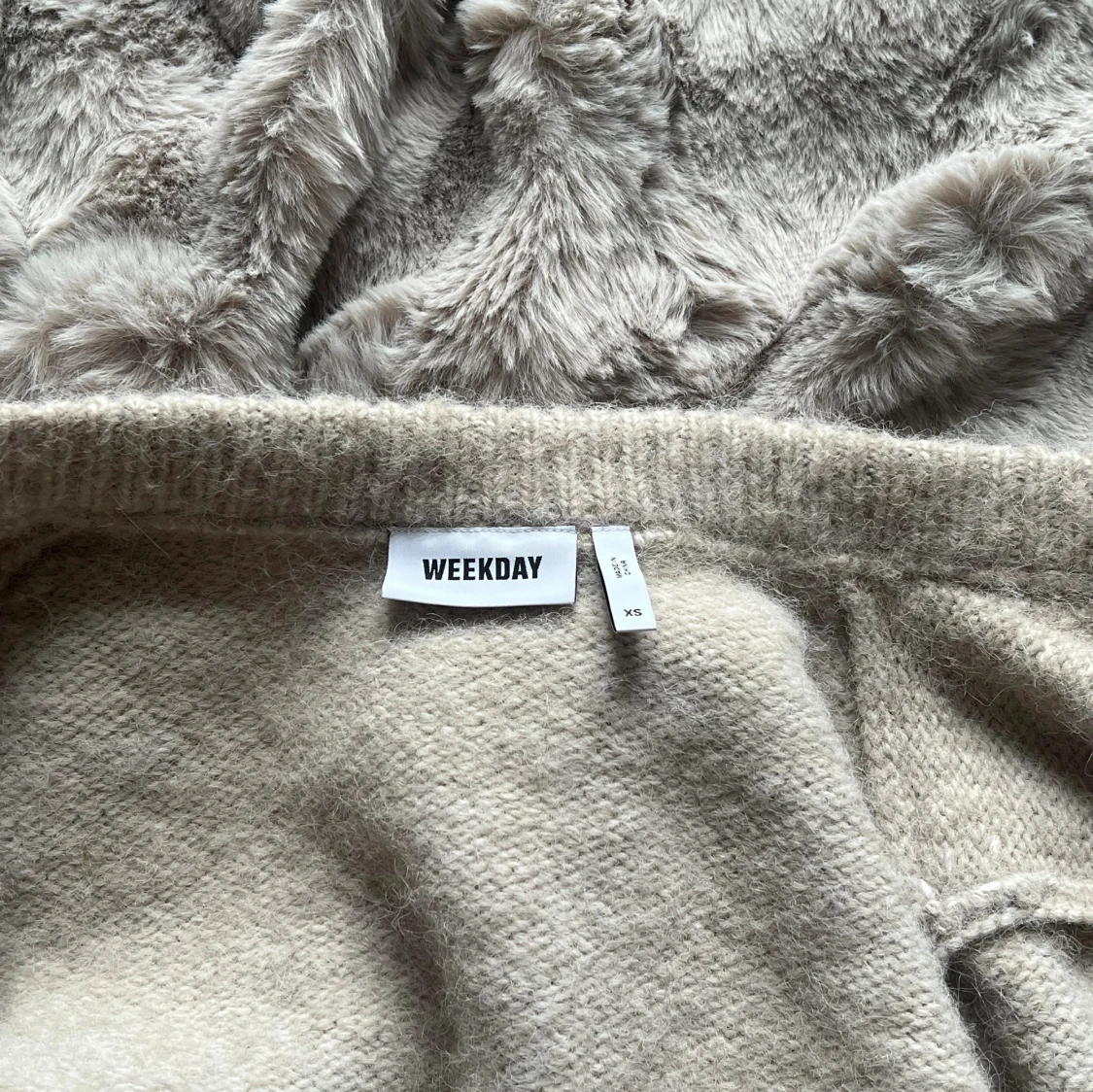 Beige stickad kofta från Weekday XS - 3