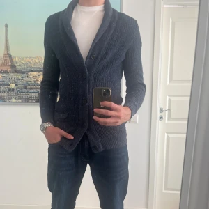 Mörkblå kofta från Hollister - Säljer en mörkblå, ribbstickad kofta från Hollister med knappar framtill. | storlek: M | skick: 8,5/10 | kontakta vid frågor och funderingar!