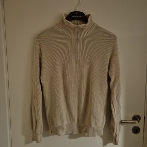 Beige half zip - Säljer en beige half zip från kappahl i storlek 158/164cm då den aldrig används. 